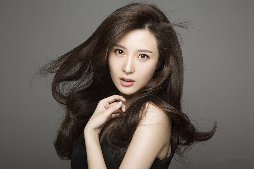 강렬한 눈빛과 검은색 드레스로 돋보이는 '우징징'의 매력