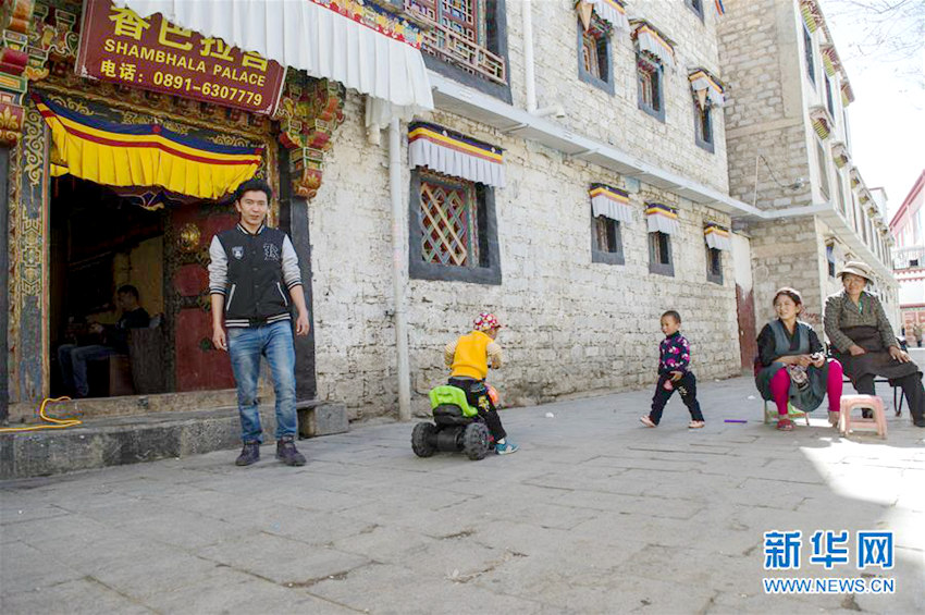 장족 청년 뤄쌍진메이의 민박집 이야기