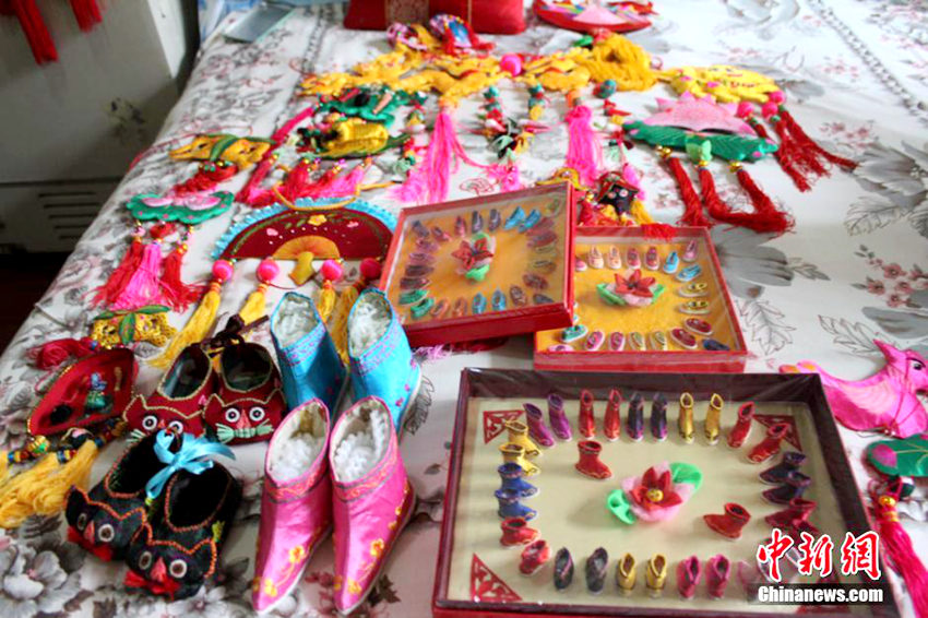 간쑤 향낭 할머니, 단오 기념 ‘신발’ 제작