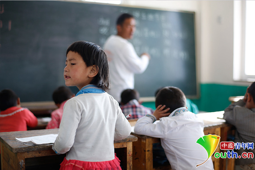 간난 장족 마을, 1인 교사의 학교 지키기