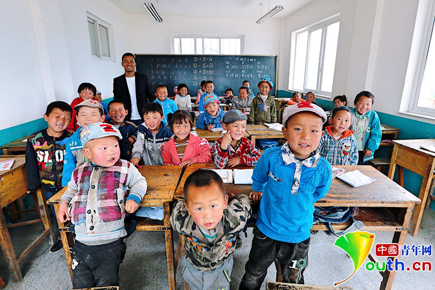 간난 장족 마을, 1인 교사의 학교 지키기