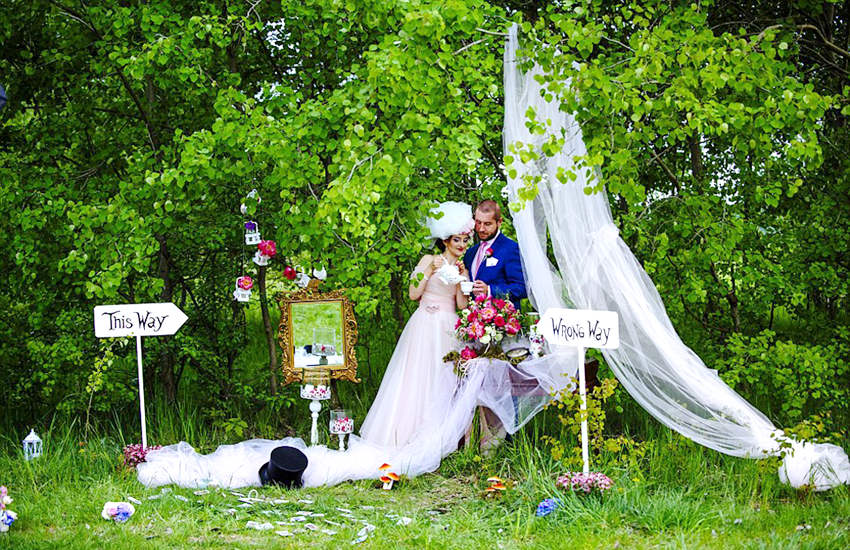폴란드 부부 ‘이상한 나라의 앨리스’ 테마 결혼식 열어