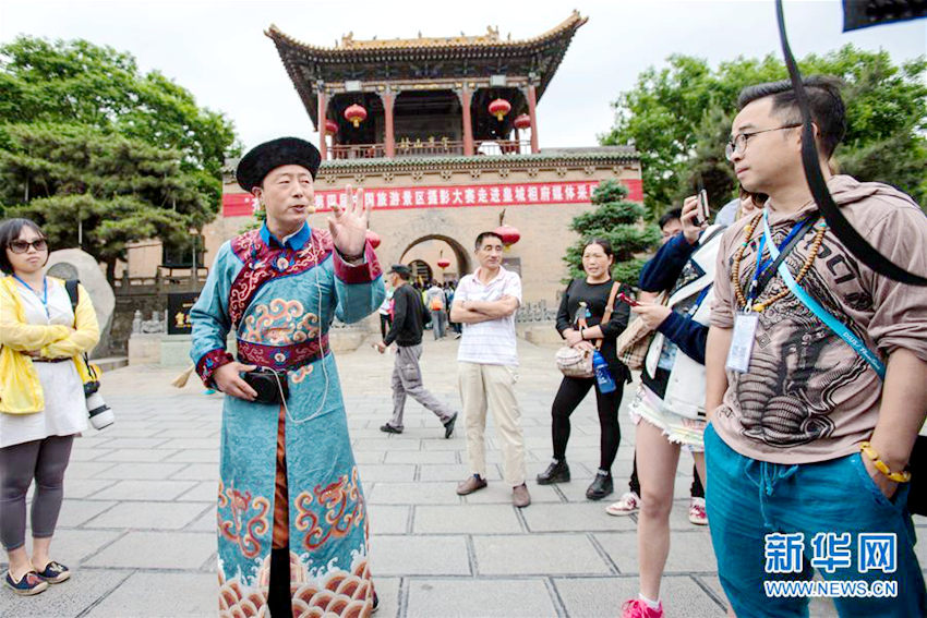 산시 황청샹푸 관광지의 ‘환관’ 가이드, 엄청한 인기 누려