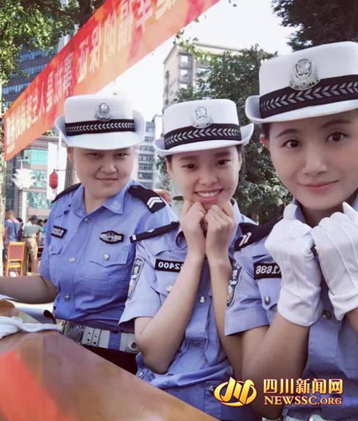 쓰촨 폭우 속 맨발로 교통정리 하는 20살 미녀 경찰