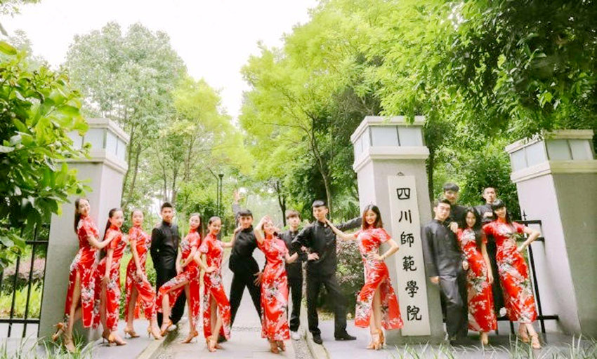 쓰촨 남학생들의 요염한 자태, 치파오 입은 모습 인기