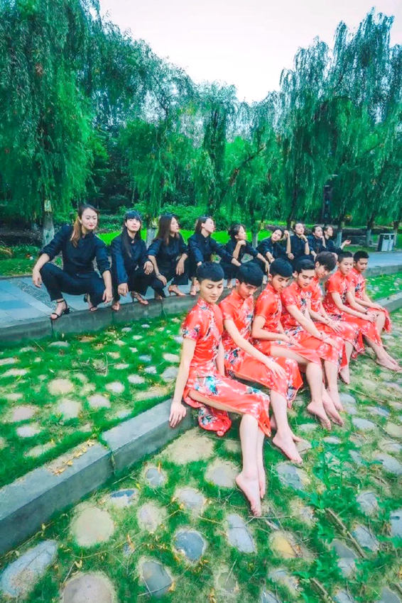 쓰촨 남학생들의 요염한 자태, 치파오 입은 모습 인기