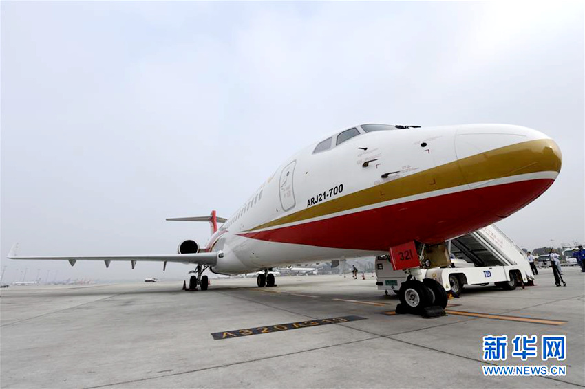 중국 최초 제트 여객기 첫 항공편 투입