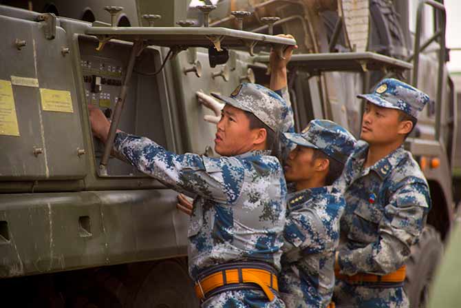 실제 미사일 발사하며 훈련에 임하는 중국의 미사일 부대