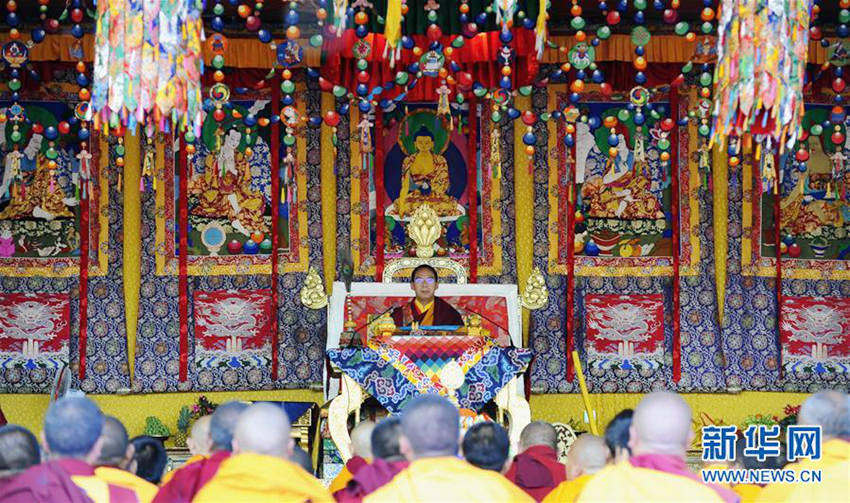 판첸라마 최초로 승려, 신도들에게 섭수관정 의식 베풀어
