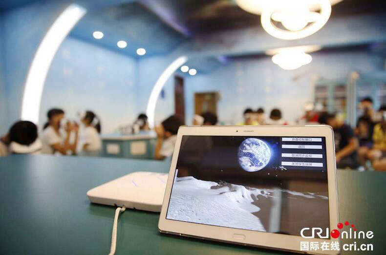 VR수업 실시된 베이징 초등학교, 교실이 우주로