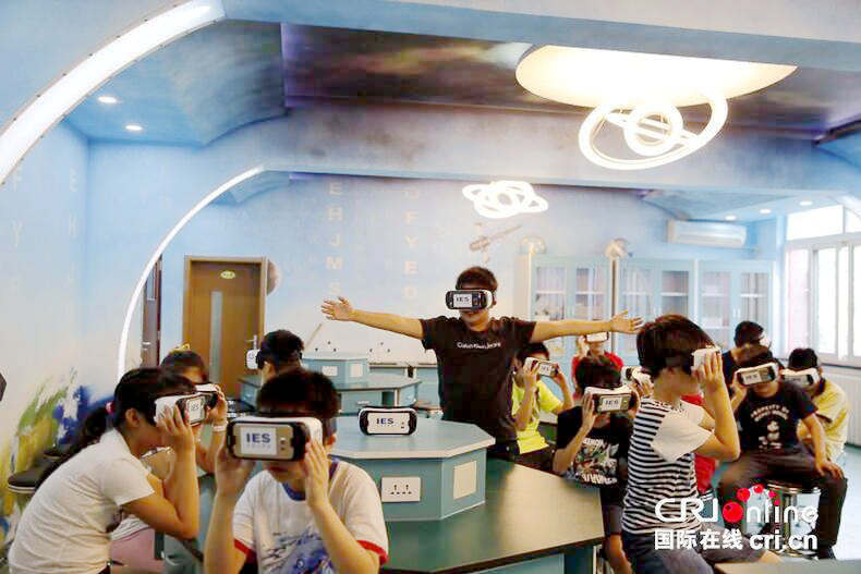 VR수업 실시된 베이징 초등학교, 교실이 우주로