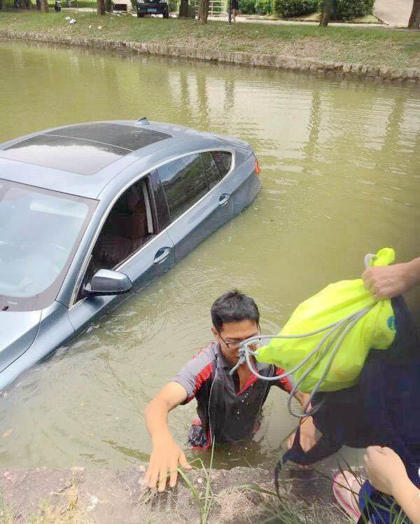 5세 아이 태운 BMW 호수에 풍덩, 택배 청년 구조