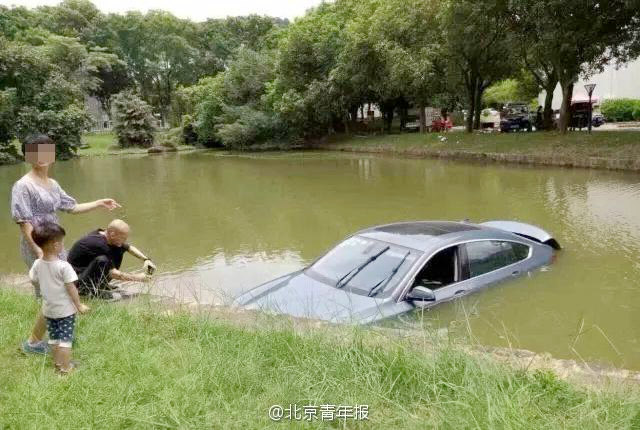 5세 아이 태운 BMW 호수에 풍덩, 택배 청년 구조