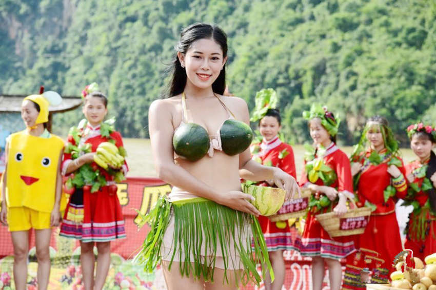 광둥 미혼 요족 여성들의 ‘과일 패션쇼’