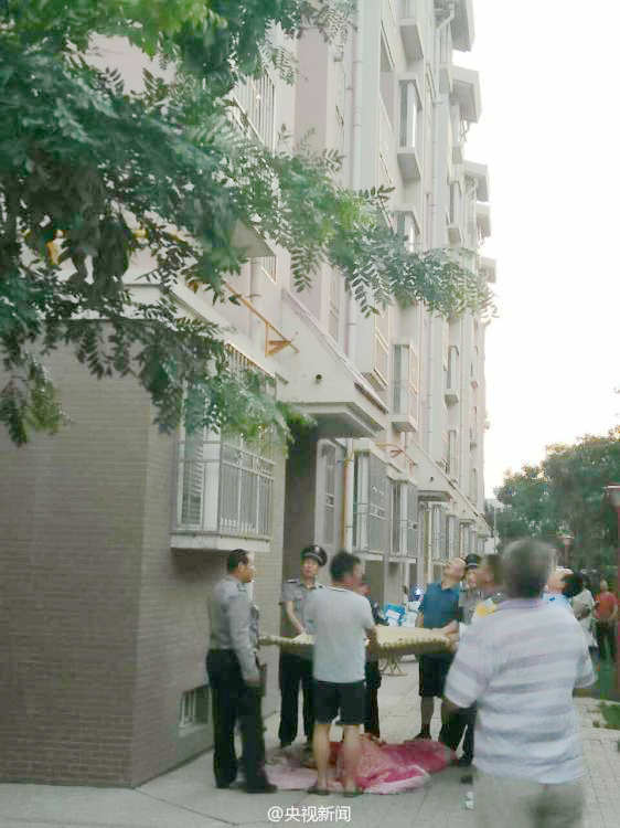 공중에 매달린 남아, 이웃집 할아버지가 구해