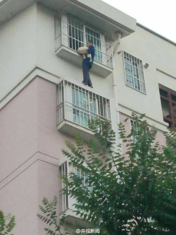 공중에 매달린 남아, 이웃집 할아버지가 구해