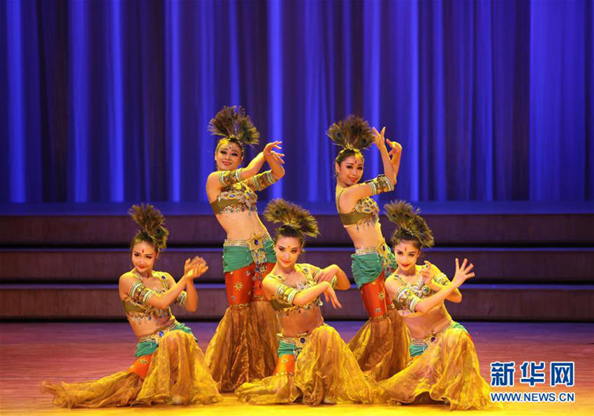 2015년 10월 11일 몽골중앙문화궁, 간쑤(甘肅)성 가무극원(歌舞劇院) 배우들이 중화인민공화국 건립 66주년을 기념해 ‘쓰루칭(絲路情, 실크로드의 정)’ 대형 문예공연 현장에서 공연을 펼치고 있다.
