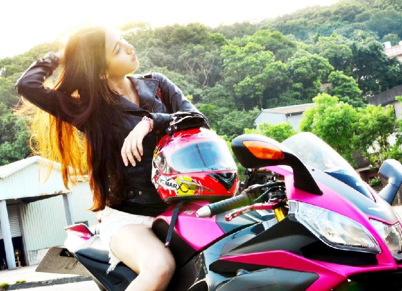 타이완서 화끈한 몸매로 오토바이 타는 미녀