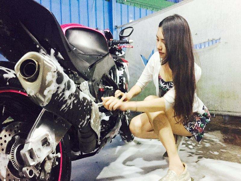 타이완서 화끈한 몸매로 오토바이 타는 미녀