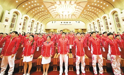 리우올림픽 중국대표단 결단식 시작 전에 국가를 부르고 있는 중국 대표단 단원들의 모습이다.