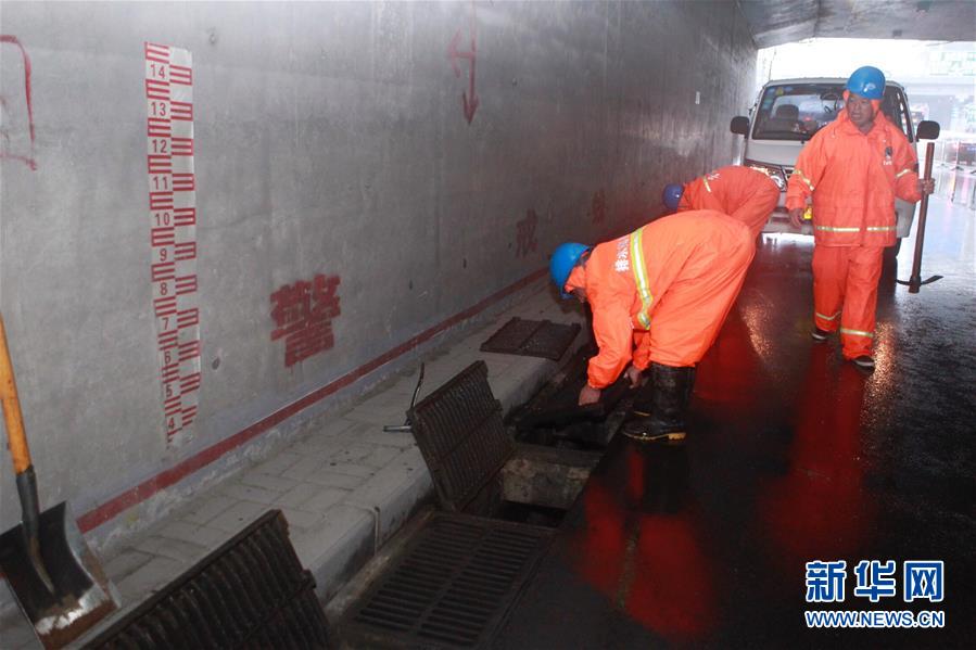 폭우 속에서 묵묵히 일하는 베이징 근로자