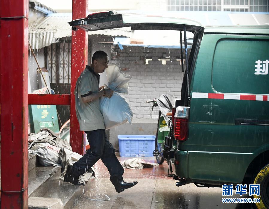 폭우 속에서 묵묵히 일하는 베이징 근로자