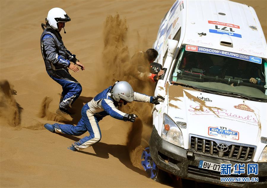 2016 실크로드 랠리, 사막 특별 구간 달리는 차량들