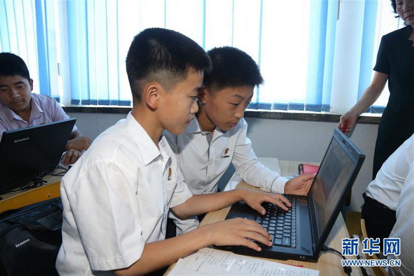 리진쥔 주조선 중국대사, 동평양제1중학교 ‘마오쩌둥 반’ 방문