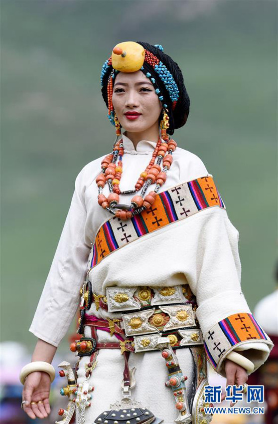 칭하이성 바탕 초원에서 펼쳐진 장족 미녀들의 패션쇼