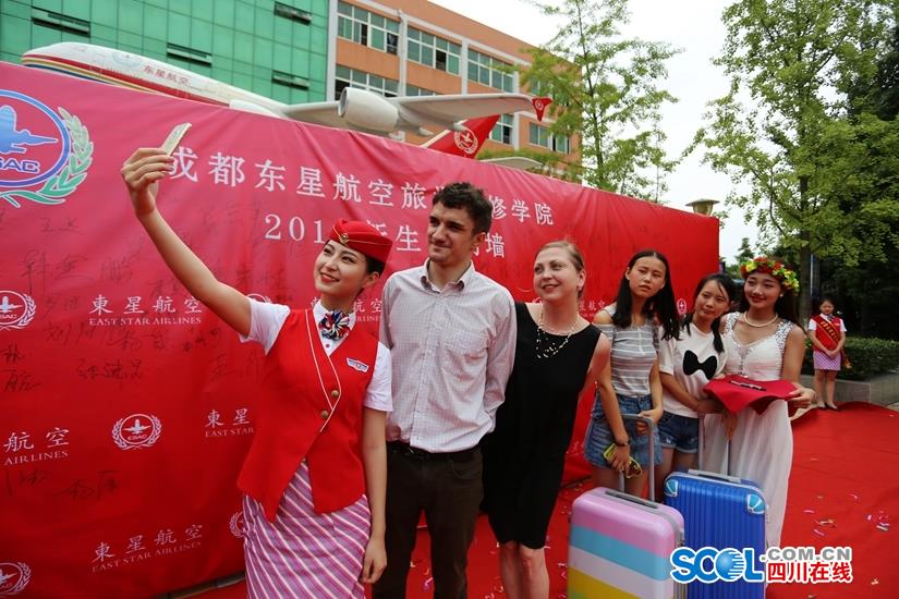 레드카펫과 포토존, 청두 대학교의 화려한 신입생 환영회