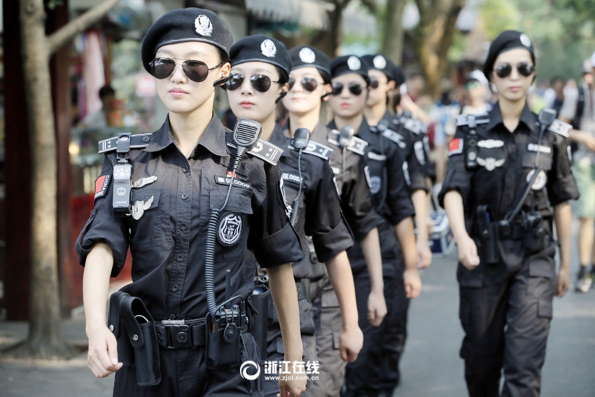 40도 더위 즐겁게 순찰 도는 미모의 여성 순찰대원들