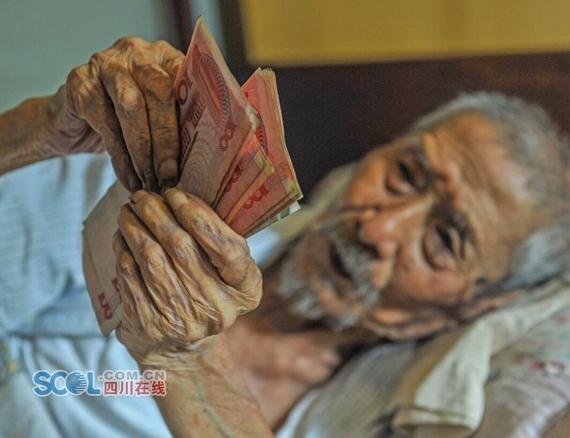103세 은행 퇴직 할아버지, 매일 돈 세는 버릇 못 버려