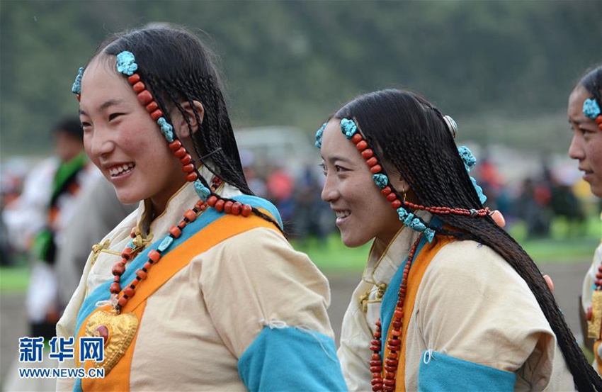 넓은 초원에서 펼쳐지는 시짱 자리현 농민들의 전통 행사