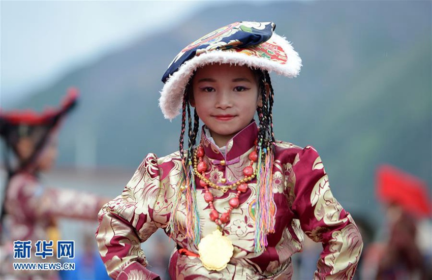 넓은 초원에서 펼쳐지는 시짱 자리현 농민들의 전통 행사
