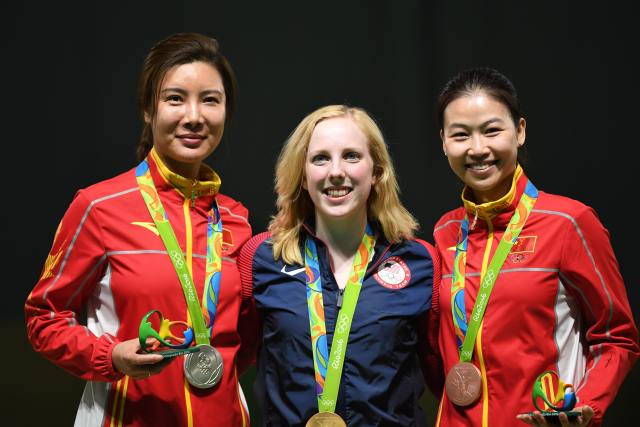 금메달을 딴 미국의 트레셔(가운데), 은메달을 딴 중국의 두리(杜麗, 왼쪽), 동메달을 딴 이쓰링(易思玲)이 시상식에 올랐다.