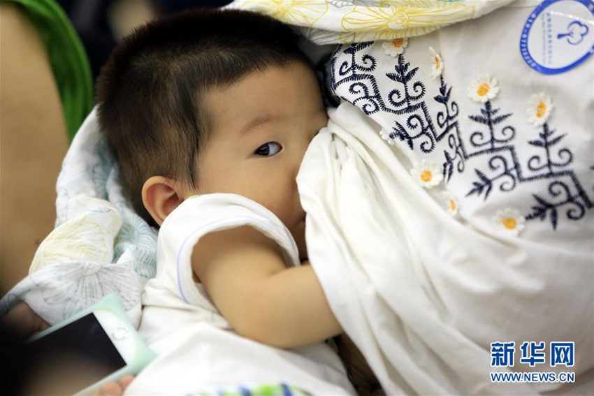 ‘세계 모유수유 주간’: 베이징서 개최된 ‘모유 먹이기’ 행사
