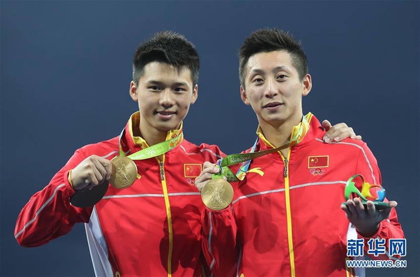 린웨(林躍, 오른쪽) 선수와 천아이썬(陳艾森) 선수가 시상대에서 금메달을 선보이고 있다.