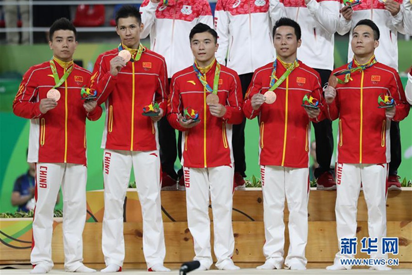 8월 8일, 중국 남자 기계체조대표팀이 시상대에 올랐다.