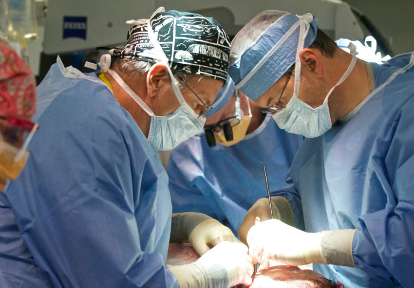 세계 최초 전면 안면 이식 수술, ‘페이스 오프’