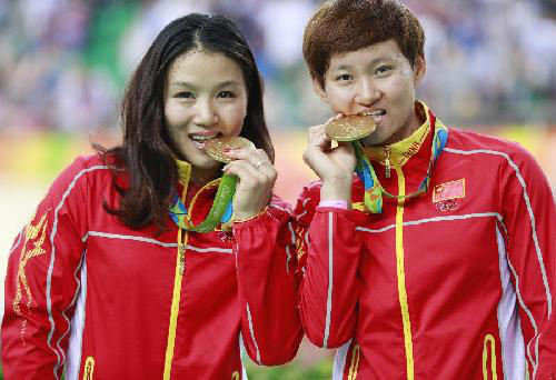 8월 12일, 중국의 궁진제(宮金傑, 왼쪽) 선수와 중톈스(鐘天使) 선수가 시상대에 올랐다.