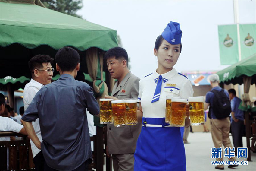 조선 대동강 맥주축제, 해군 제복 입은 종업원 눈길