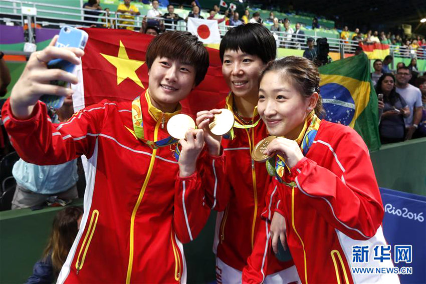 중국 탁구 (좌)딩닝 선수,(중)리샤오샤 선수,(우)리우스원 선수 금메달을 차지했다.