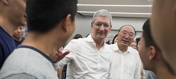 충칭 찾은 애플 CEO, 현지 애플 스토어 방문