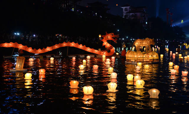 광시 전통 허덩거제, 강에 띄운 수만 개의 등불
