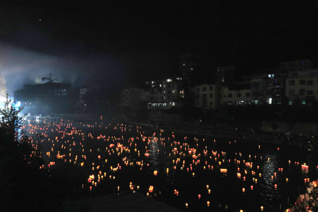 광시 전통 허덩거제, 강에 띄운 수만 개의 등불