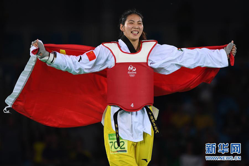 중국 정수인(鄭姝音) 선수가 국기를 휘날리며 기뻐하는모습