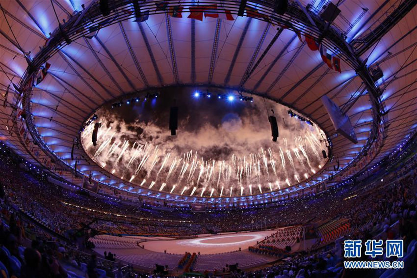 리우올림픽 화려한 폐막식, 중국 딩닝 기수로 입장