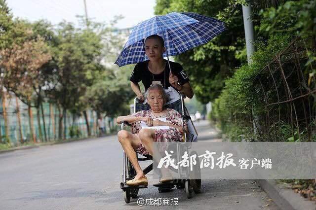 청두 실종된 아버지 찾는 장애우 청년과 할머니