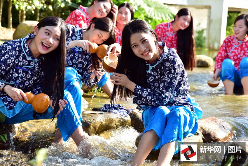 광둥 ‘뤼수이제’ 개최, 호숫가에서 머리 감는 객가 여성들