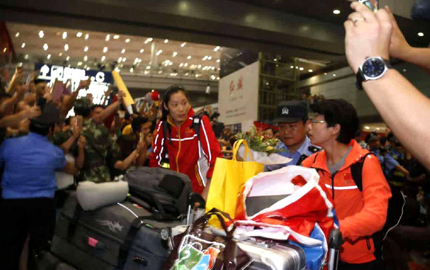 베이징 공항 여자 배구대표팀 마중 나온 수천 명 팬들